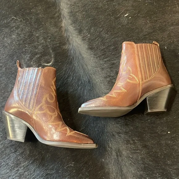 Women’s western bootie - Picture 2 of 2
